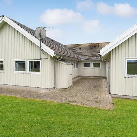 Dom wakacyjny 59 With Hot Tub Tranekær