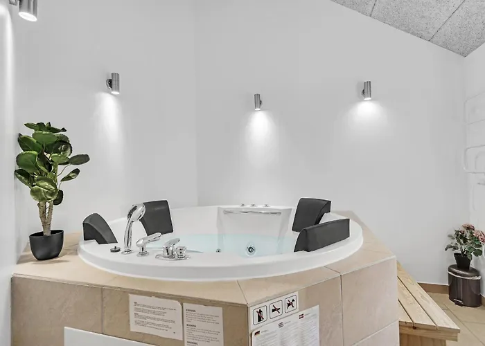 Dom wakacyjny 59 With Hot Tub Tranekær