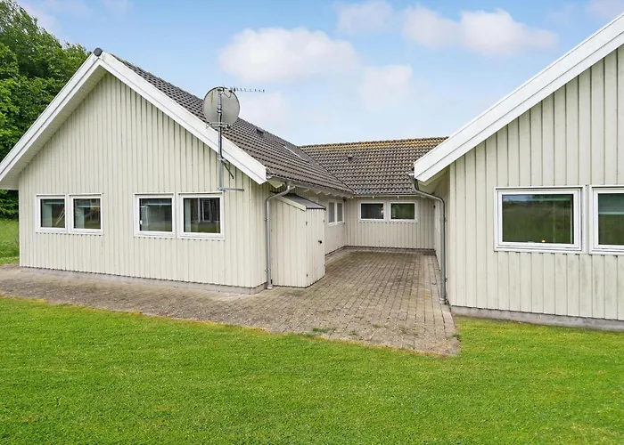 Dom wakacyjny 59 With Hot Tub Tranekær